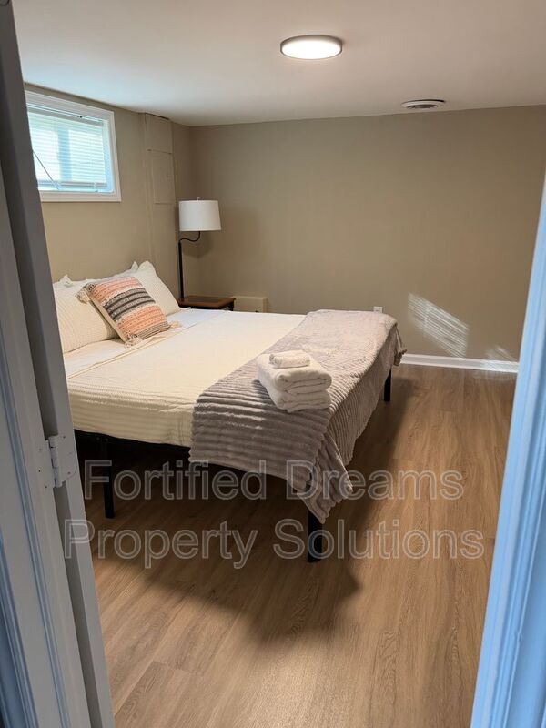 Building Photo - 2203 Maywood St