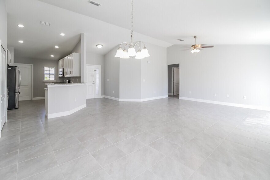 Building Photo - 8 Bradford Ct