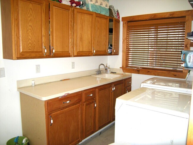 Building Photo - Townhome
