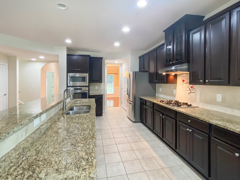 Building Photo - 2121 Aventon Ln
