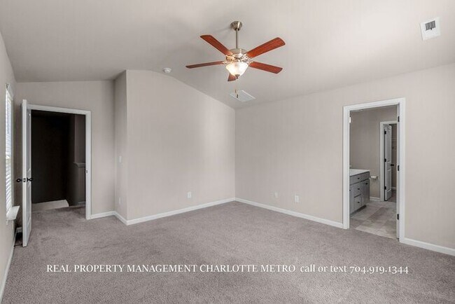 Building Photo - Stunning 4-bedroom, 2.5-bathroom home located in the vibrant city of Charlotte, NC.