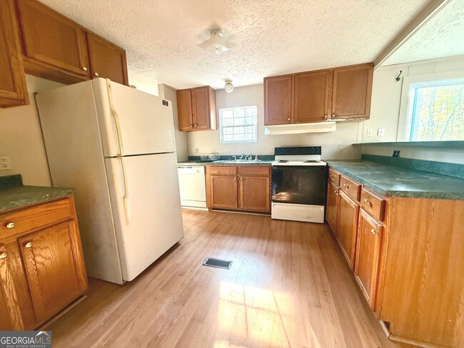 Building Photo - 110 Little River Dr