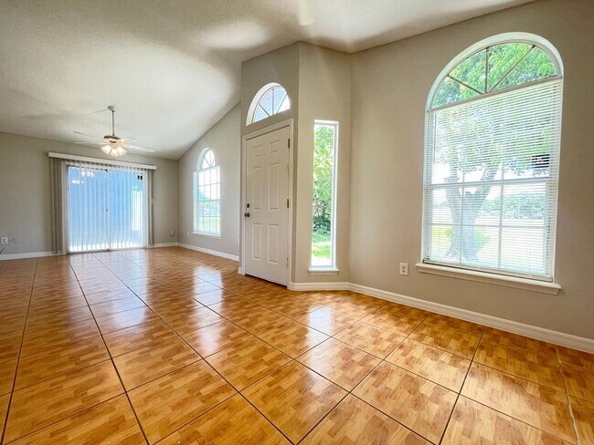 Building Photo - 313 San Gabriel St