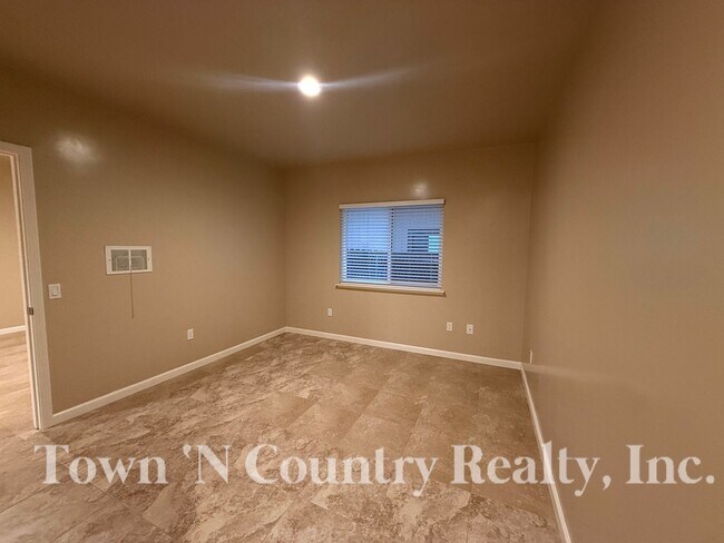 Building Photo - 613 Archer St