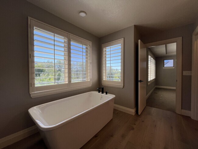 Building Photo - Elegant South Cooper Mountain Home with 4 Bedrooms, Bonus Room, Main-Level Suite & Designer Finishes