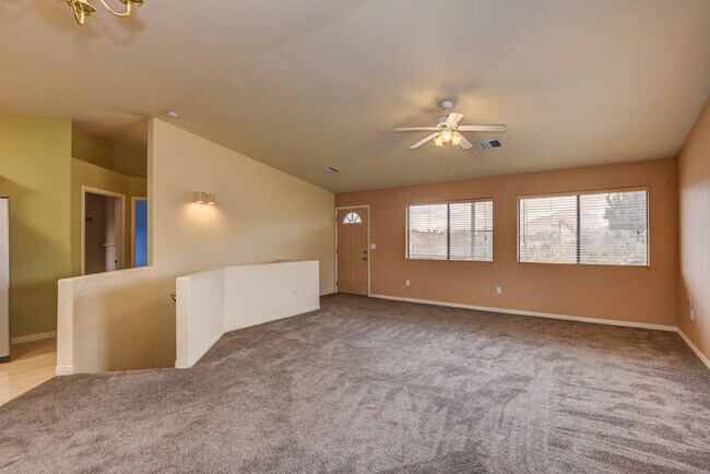 Building Photo - 3 Bedroom 3 Bath home in Diamond Valley!