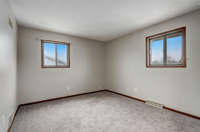 Building Photo - Spacious 3 Bed Duplex | Milwaukee, WI