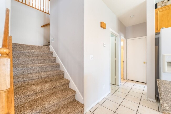 Building Photo - Beautiful 5 bed home with sparkling pool located in the heart of Las Vegas!