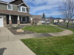 Building Photo - Beautiful 5 bedroom 2.5 bath home with 3 car garage and an additional Custom Shop in Post Falls!