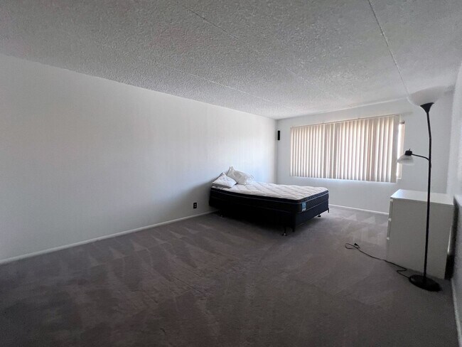 Building Photo - SCOTTSDALE SHADOWS LUXURY CONDO WITH AC, WATER INCLUDED AND 9 HOLE GOLF