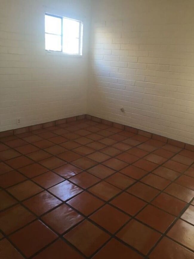 Building Photo - Charming Sam Hughes!