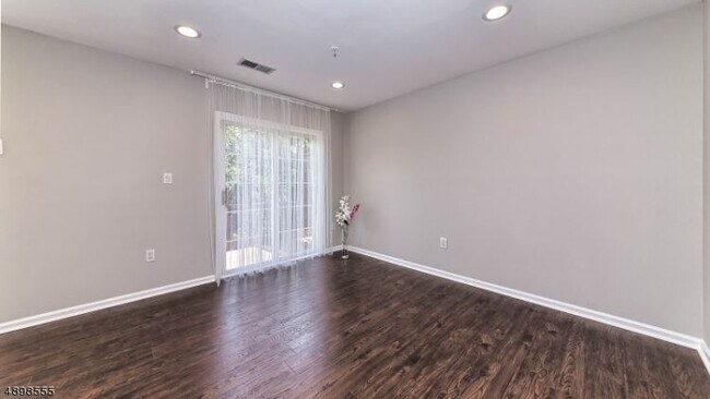 Building Photo - 44 Greenbrook Dr