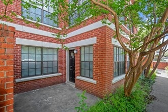 Building Photo - 712 W 21st St