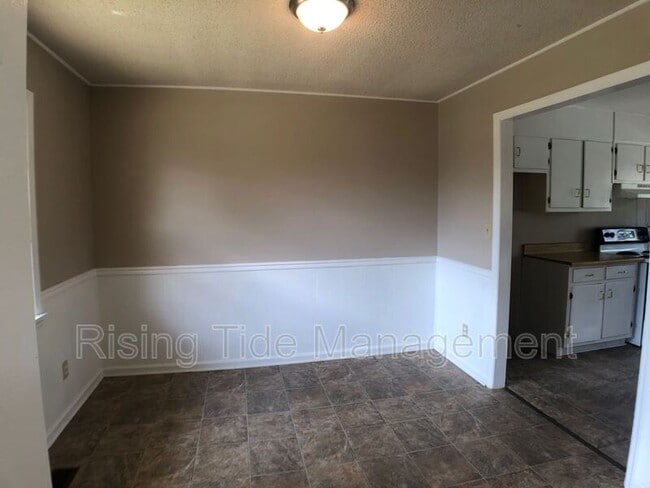 Building Photo - 200 E Haven Dr NE