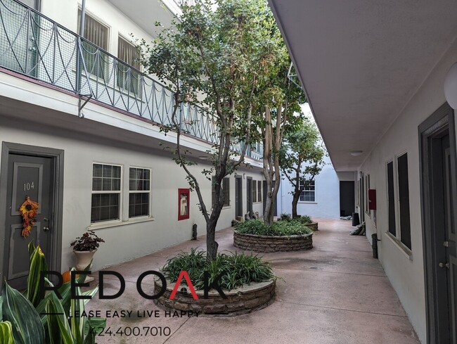 Building Photo - Spacious One Bedroom with Kitchen Applianc...