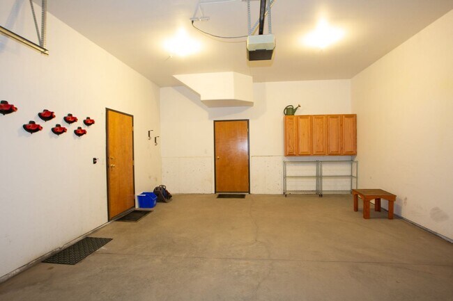 Building Photo - Convenient Location! Lots of Space and Lig...