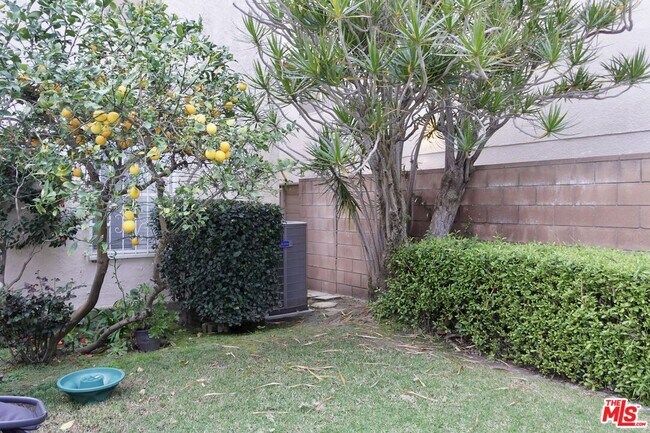 Building Photo - 906 Croft Ave