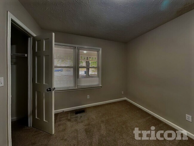 Building Photo - 1925 Sidneys Cove