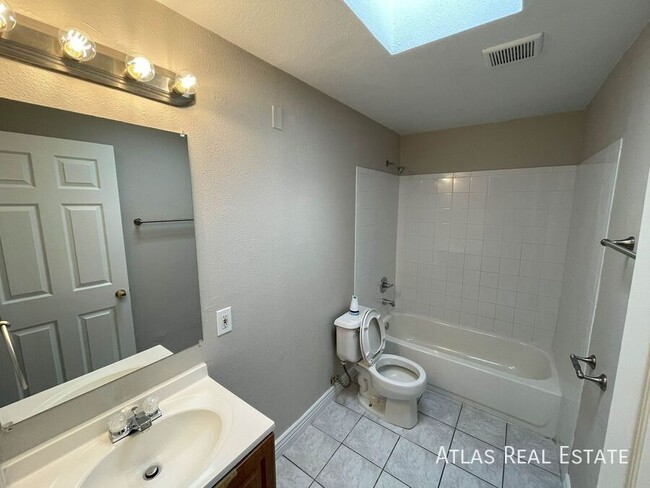 Building Photo - 4 bed 2 Bath Unit Just Minutes From Downto...