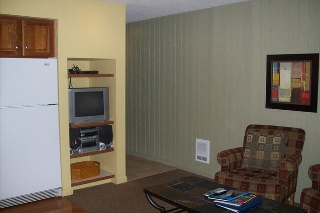 Building Photo - Fully Furnished Condo