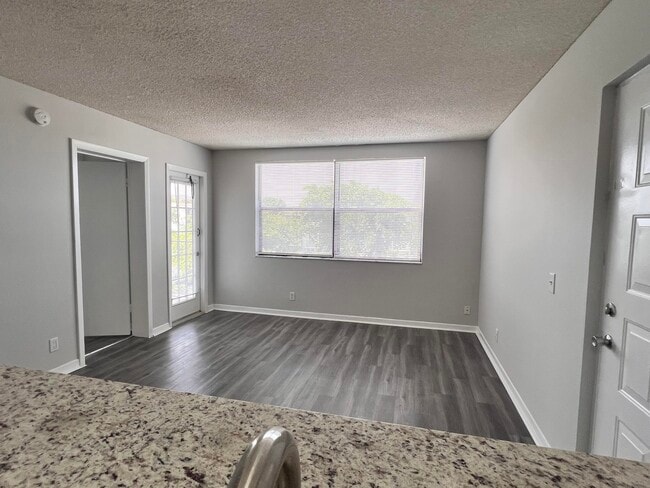 Building Photo - 718 Executive Center Dr