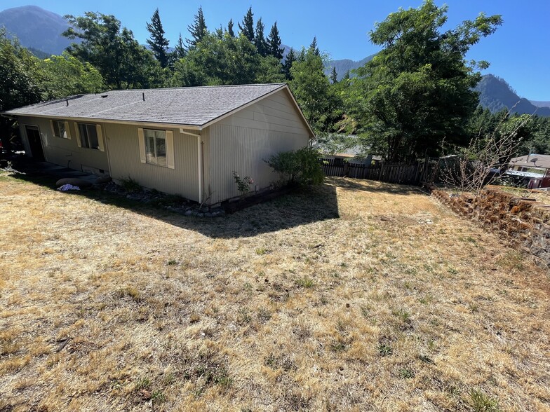 Building Photo - 100 SW Ruckel St