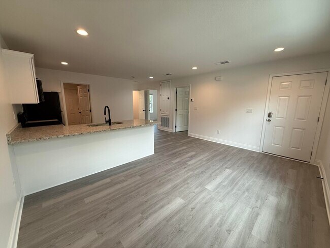 Building Photo - 32 Constitution Ave