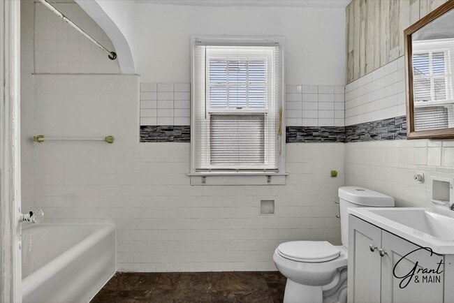 Building Photo - $1,420 - West Side 3 bedroom