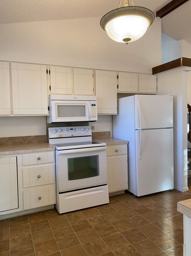 Building Photo - Start a Lease by 12/1 and Receive a $500 R...