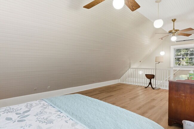 Building Photo - 826 Mentelle Dr NE