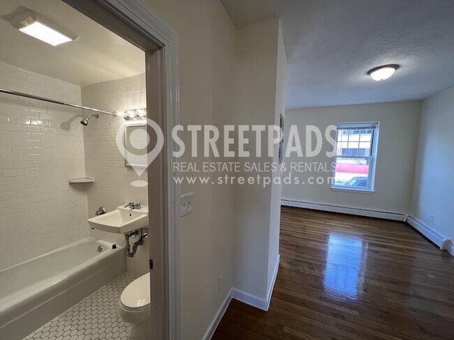 Building Photo - 2 bedroom in Boston MA 02135