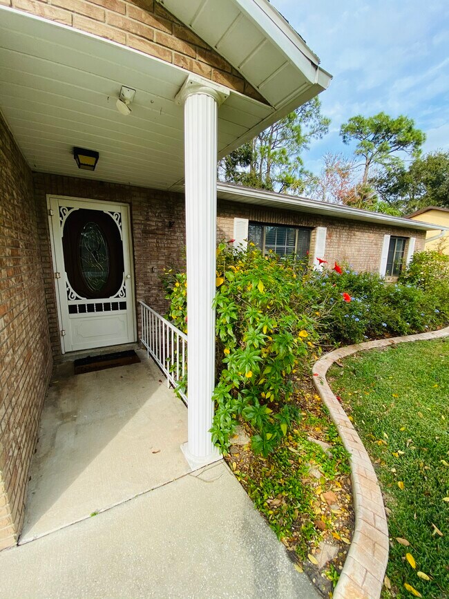 Building Photo - 1417 Dexter Dr N