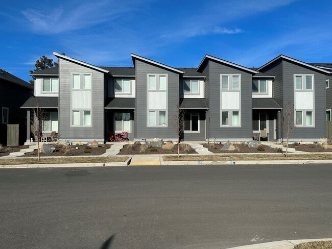 Building Photo - Spacious 3BR/2.5BA Townhome w/ Community Park & Trails – Bend, OR - PENDING APPLICATION