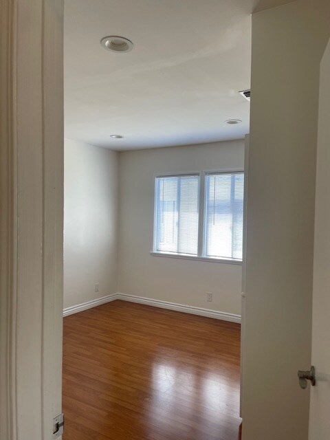 Building Photo - 530 N Van Ness Ave