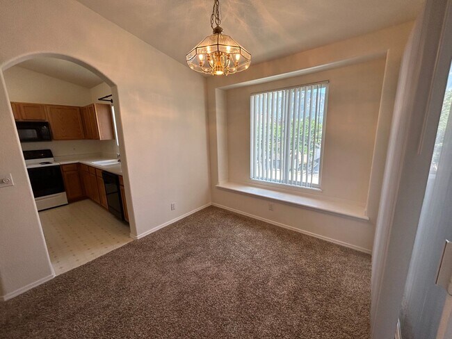 Building Photo - Spacious 2 bedroom and 2 bath.