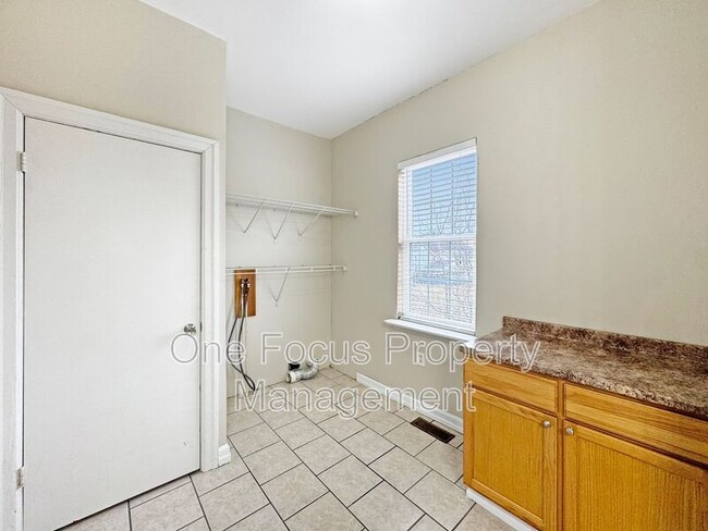 Building Photo - 909 Cooper St