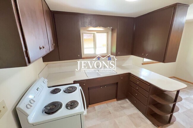 Building Photo - Available Now! 4-bedroom, 2-bathroom house in SeaTac