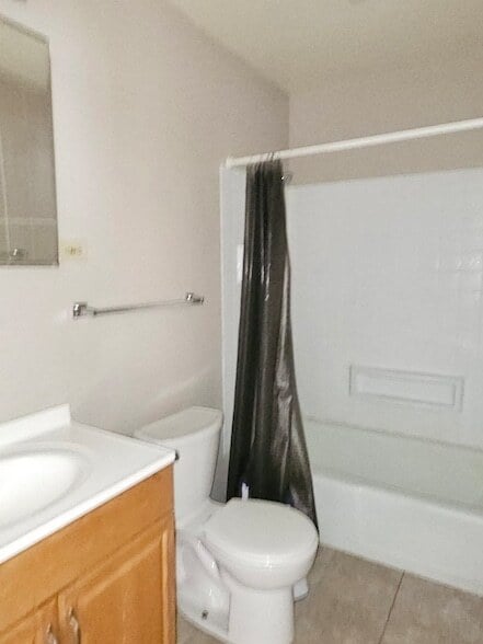 Building Photo - 1450 Getzelman Dr