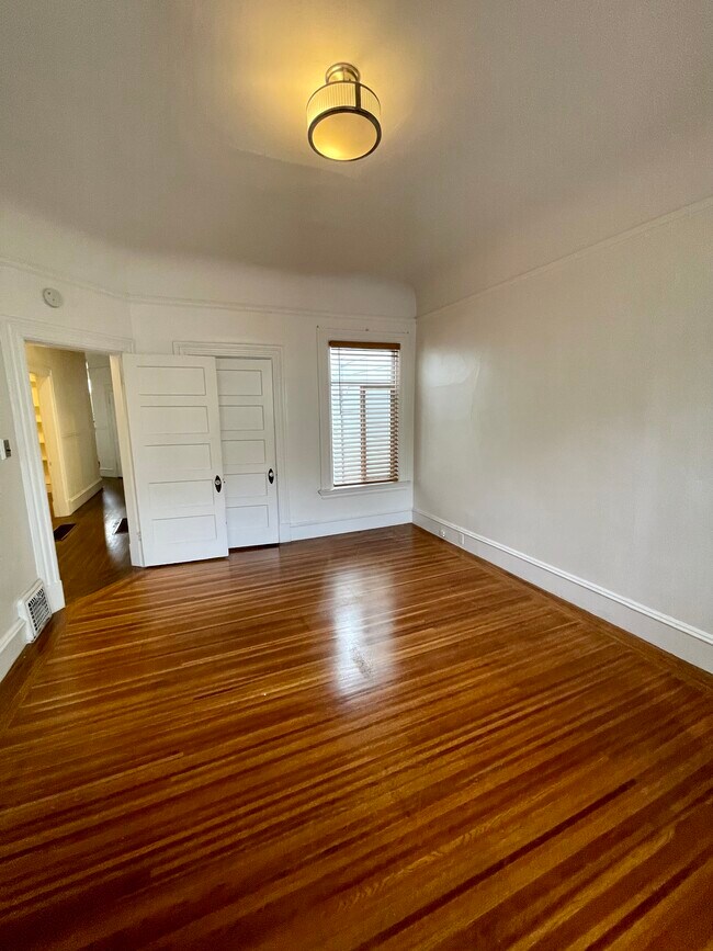 Building Photo - 142 27th St