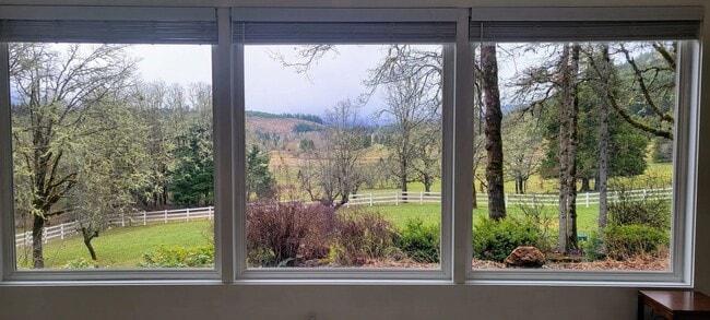 Building Photo - Amazing Country Home 4 bed, 2 bath with Ga...