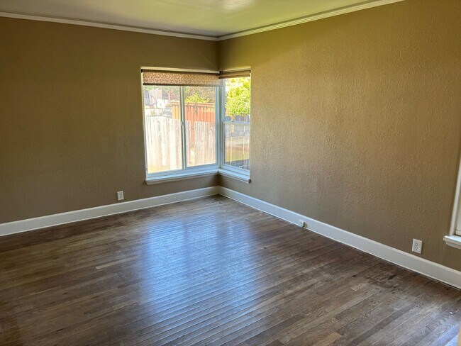 Building Photo - 2 bedroom, 1 bath cottage in the heart of ...