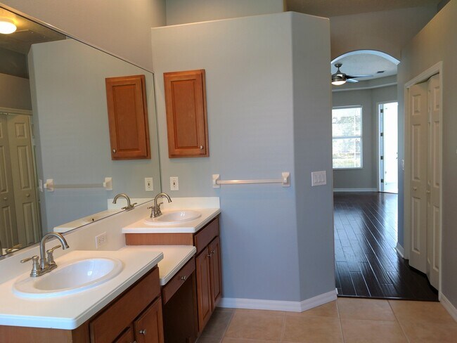Building Photo - Annual Rental: Luxurious 4 Bedroom 3 bath POOL home in Woodlands of Rivendell! Just Blocks form P...