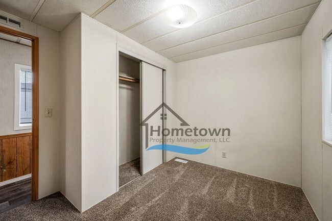 Building Photo - 2 Bedroom 1 Bath Home with Off-Street Park...