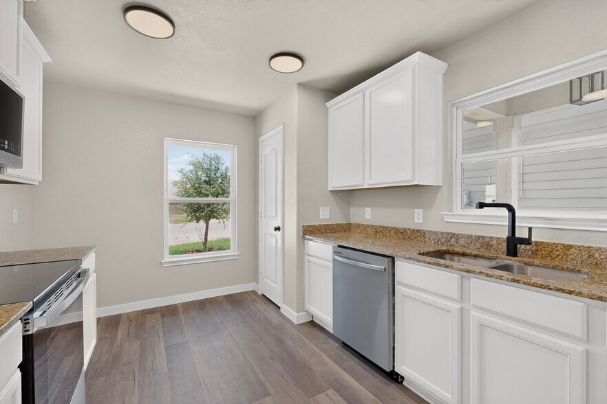 Building Photo - 15018 Silver Tree Cove