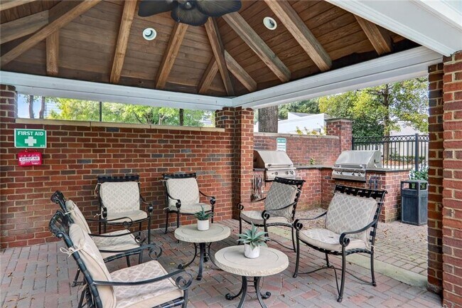 Building Photo - 11 Perimeter Center E