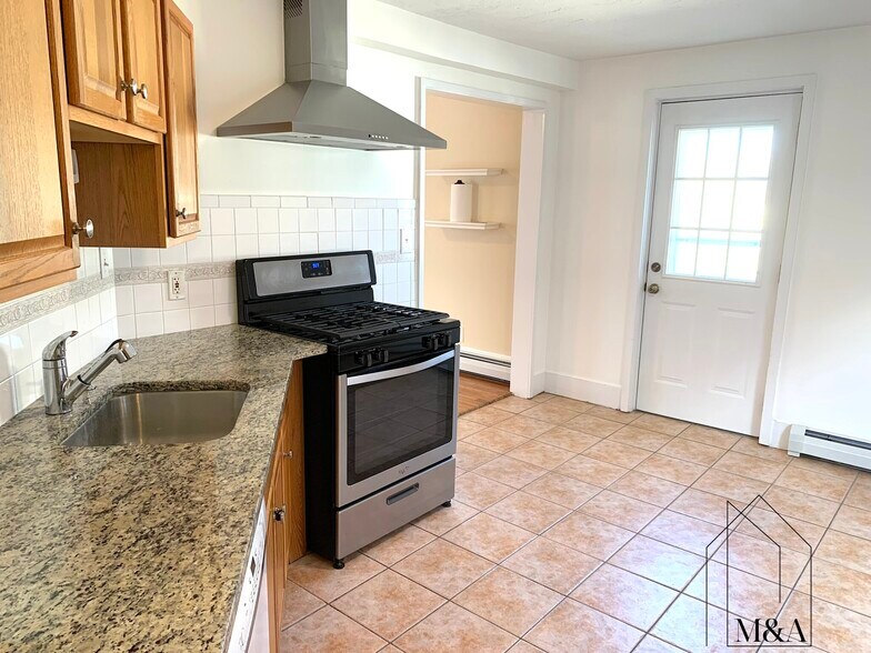 Building Photo - 186 Broadway