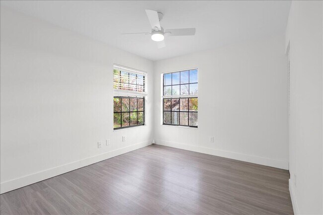 Building Photo - 841 NW Riverside Dr