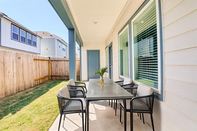 Building Photo - 3022 La Latina Dr