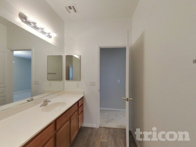 Building Photo - 6410 S 72nd Ln