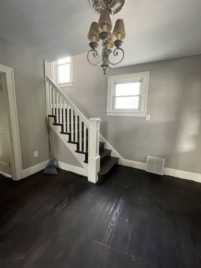 Building Photo - 527 Grove St